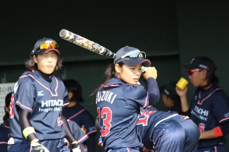 素振り練習でイメージをつかむ鈴木選手