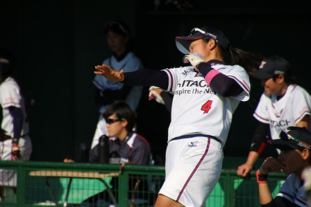 相手のピッチング練習にタイミングを合わせる那須選手