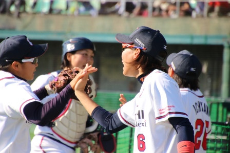 選手を向かえる倉本選手