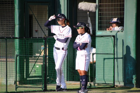 戦況を見守る杉山コーチと佐々木選手