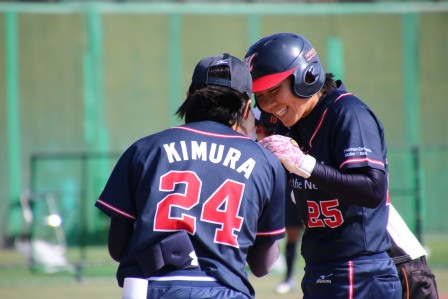 フォアボールで出塁の清原選手と1塁で向かいれる木村選手