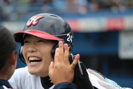 代打木村選手、センター前ヒットを打ち、笑顔でベンチへ戻る