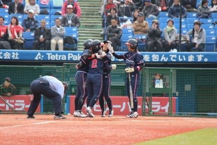 佐々木選手の先制３ランで出迎えの抱擁
