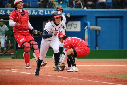 送りバントをきっちり決める長谷川選手！（送りバントでも内野安打を期待してしまいます）