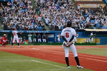 一塁コーチャーの倉本選手！