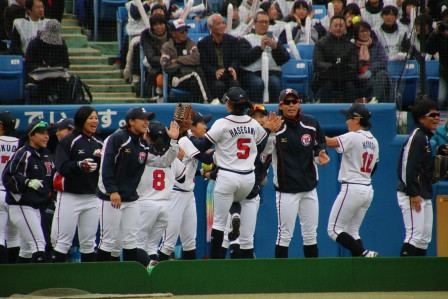 大ピンチも無失点で切り抜け、ベンチに戻る選手！