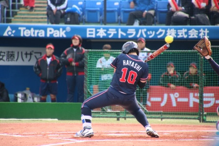 顔付近のボールをよける林選手