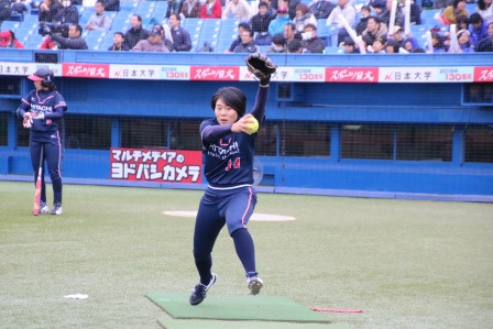 ピッチング練習をする泉（花）投手！