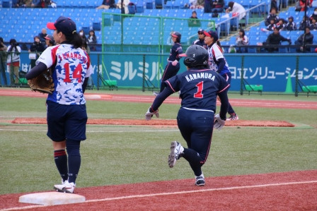 ホームを狙う川村選手！