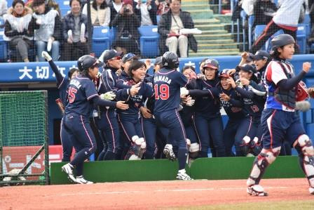 7回表山田選手ＨＲのお出迎え
