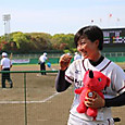 ホームランを放ちMIPに選ばれた清原選手の手にはちーばくん