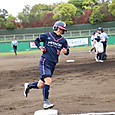 先頭打者ホームランで3塁をまわる山田選手