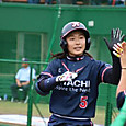 犠打で仲間を進塁させベンチに戻ってきた長谷川選手
