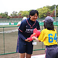見事な完封勝利でMIPを獲得した小薗選手の手にもちーばくん