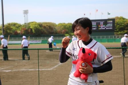 ホームランを放ちMIPに選ばれた清原選手の手にはちーばくん