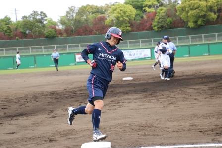 先頭打者ホームランで3塁をまわる山田選手