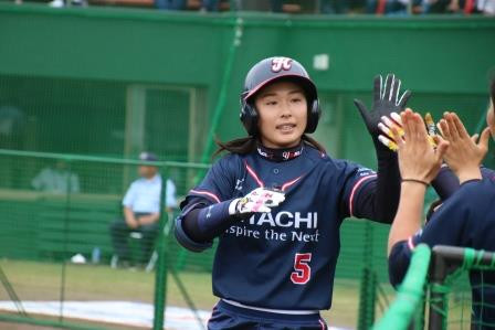犠打で仲間を進塁させベンチに戻ってきた長谷川選手
