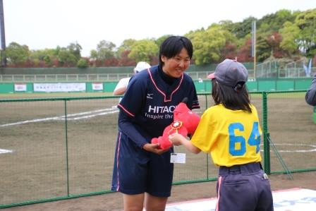 見事な完封勝利でMIPを獲得した小薗選手の手にもちーばくん