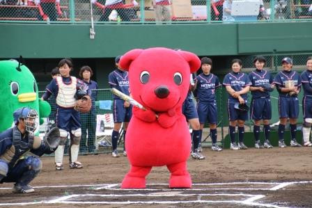 ちーばくんが始球式で打席に！