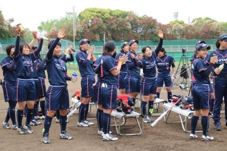 MIPの山田選手を祝うチームメイト