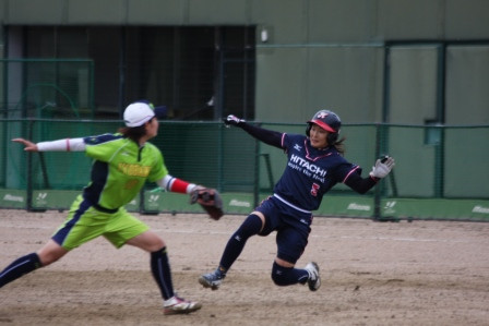 2塁へスライディングでアタックする長谷川選手