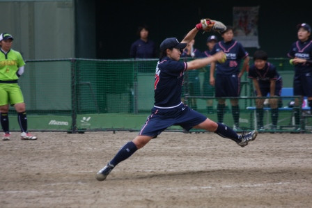 豪快なホームで投げるルーキー岡村選手