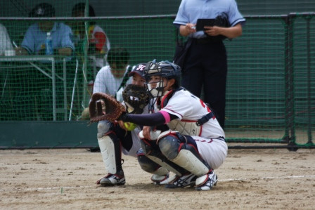 清原選手に投手の状況を伝える鈴木選手