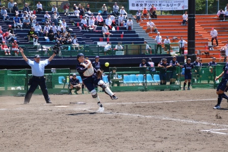 軽快にさばくも判定はファール