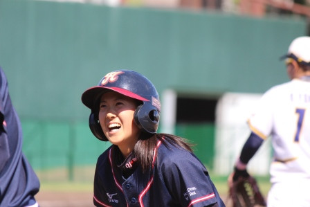 一塁で満面の笑顔で喜ぶ松岡選手