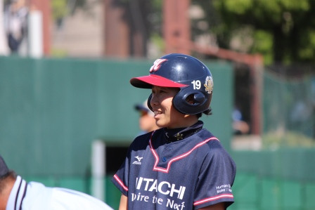 山田選手も満面の笑顔で一塁に立つ！