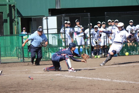 好返球！必死にホームを守る清原選手！