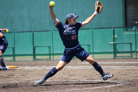 ダイナミックなフォームで投げる岡村投手