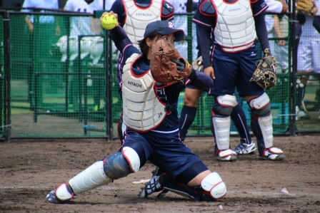 清原選手、座っての送球でも強肩を魅せます