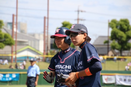 サインを確認する槌谷選手と倉本選手！