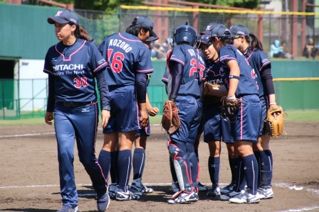 マウンドをあとにする鈴木監督、気合を入れ直すナイン！！