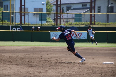 センター前ヒットで１塁から3塁へ激走する山田選手