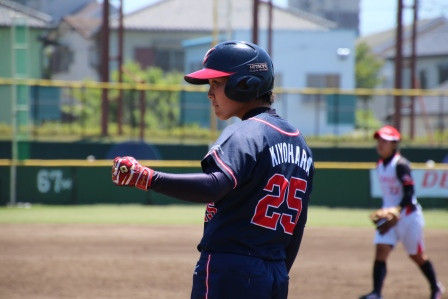 チャンスを広げ塁上でガッツポーズ！