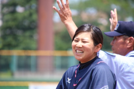 デッドボールだけど満面の笑顔で一塁に立つ松畑選手