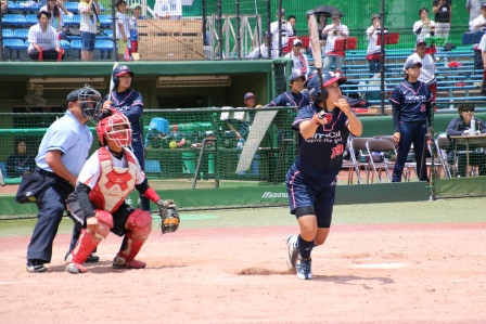 貫禄のライトオーバーのホームランを放つ山田選手