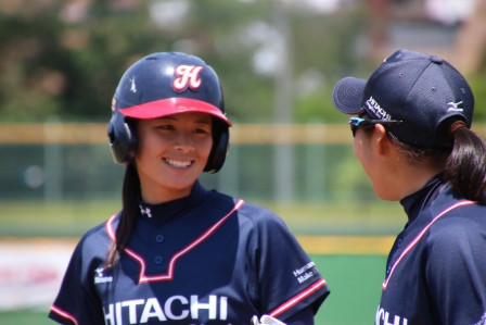 ライト前ヒット！一塁で笑顔の鈴木選手