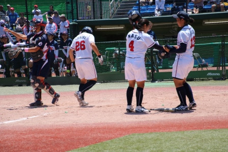 那須選手の押し出し四球でホームを踏む市川選手