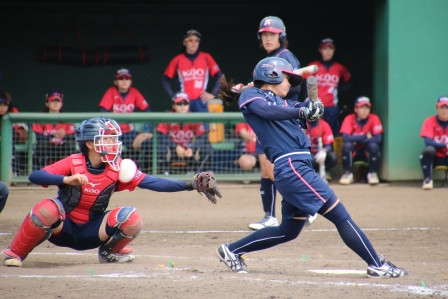 打球はフェンス際まで飛んだ鈴木選手