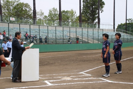 優勝の表彰を受ける林主将、清原副主将