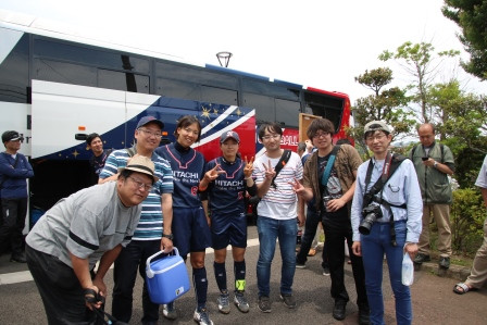 長谷川選手、倉本選手と職場の皆さん