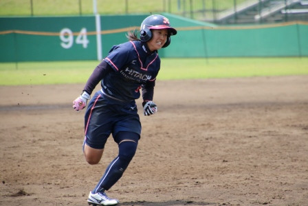 3塁をまわる激走の松岡選手