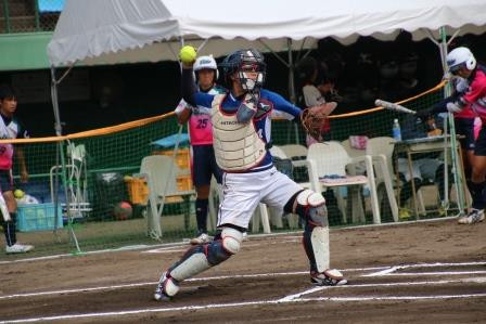 ボールバック後のセカンドへの送球をする清原選手