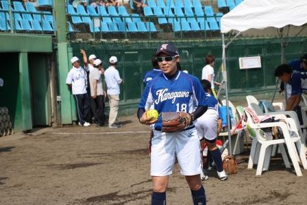 泉(花)選手相手に投球練習をする泉(礼)選手