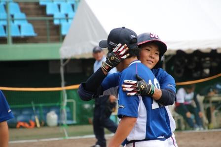 絶好調の田邊選手！右中間ライナーで飛びこむホームラン後の抱擁