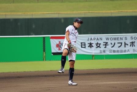 守備に就いて足を慣らす山田選手