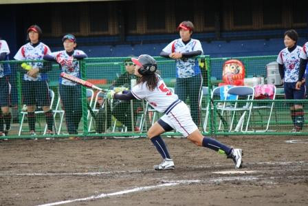 体が泳がされてもバットに当てる！粘ってフォアボールに持ち込んだ長谷川選手